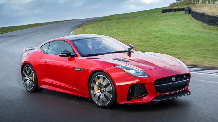 De Jaguar F-Type is van een subtiele facelift voorzien. Die facelift brengt een bijgewerkt front, nieuw infotainment, een nieuwe uitvoering, een tijdelijke uitvoering en GoPro HD-videos met zich mee.