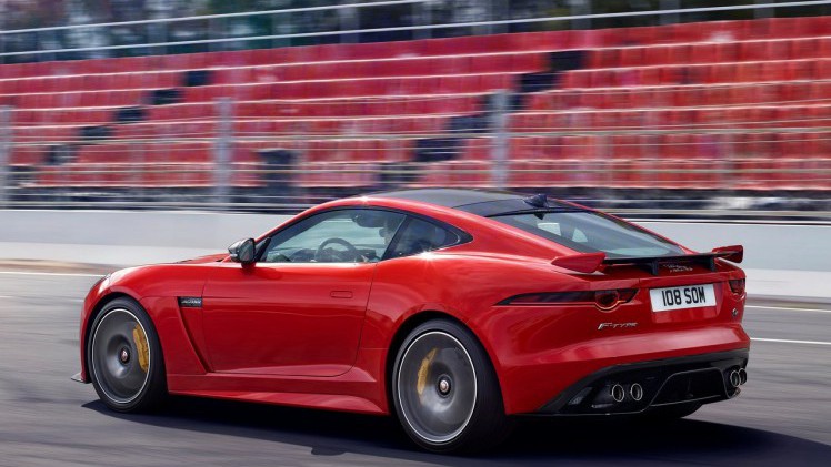 De Jaguar F-Type is van een subtiele facelift voorzien. Die facelift brengt een bijgewerkt front, nieuw infotainment, een nieuwe uitvoering, een tijdelijke uitvoering en GoPro HD-videos met zich mee.