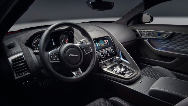 De Jaguar F-Type is van een subtiele facelift voorzien. Die facelift brengt een bijgewerkt front, nieuw infotainment, een nieuwe uitvoering, een tijdelijke uitvoering en GoPro HD-videos met zich mee.