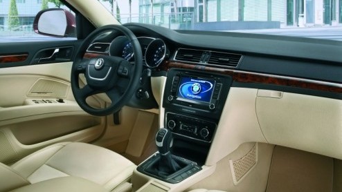 Een hoeveelheid binnenruimte waar je u tegen zegt, een motorenaanbod dat varieert van een 1.4 tot een 3.6 en een uniek Twin Door-systeem. Kortom, maak kennis met de nieuwe Skoda Superb. De Tsjechische