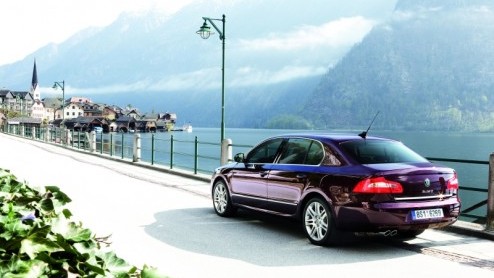Een hoeveelheid binnenruimte waar je u tegen zegt, een motorenaanbod dat varieert van een 1.4 tot een 3.6 en een uniek Twin Door-systeem. Kortom, maak kennis met de nieuwe Skoda Superb. De Tsjechische
