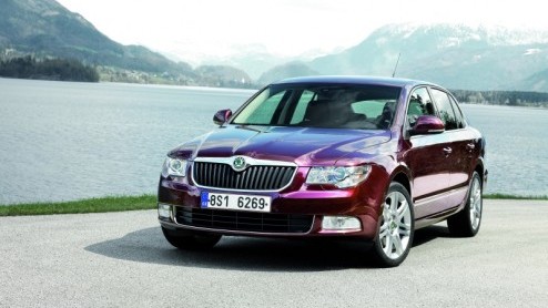Een hoeveelheid binnenruimte waar je u tegen zegt, een motorenaanbod dat varieert van een 1.4 tot een 3.6 en een uniek Twin Door-systeem. Kortom, maak kennis met de nieuwe Skoda Superb. De Tsjechische