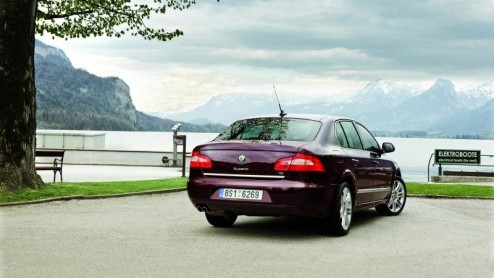Een hoeveelheid binnenruimte waar je u tegen zegt, een motorenaanbod dat varieert van een 1.4 tot een 3.6 en een uniek Twin Door-systeem. Kortom, maak kennis met de nieuwe Skoda Superb. De Tsjechische