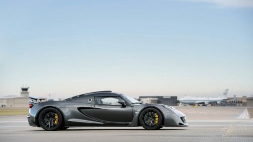 De Dubai Motor Show 2013 staat vol met supercars.