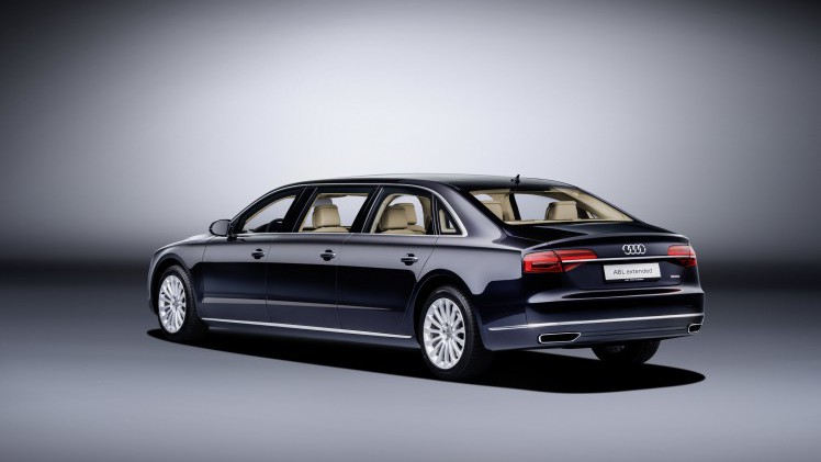 Audi A8L Extended doet bescheiden met zijn motorisering maar biedt wel alle ruimte, luxe en comfort aan zijn inzittenden.