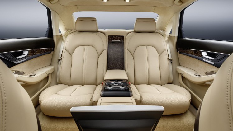 Audi A8L Extended doet bescheiden met zijn motorisering maar biedt wel alle ruimte, luxe en comfort aan zijn inzittenden.