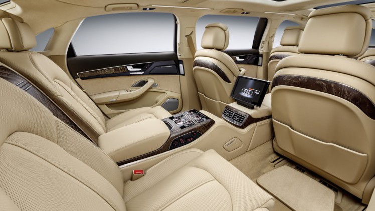 Audi A8L Extended doet bescheiden met zijn motorisering maar biedt wel alle ruimte, luxe en comfort aan zijn inzittenden.