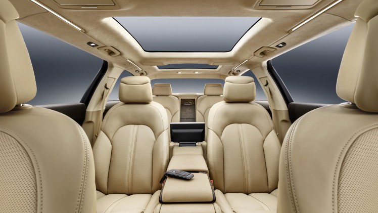 Audi A8L Extended doet bescheiden met zijn motorisering maar biedt wel alle ruimte, luxe en comfort aan zijn inzittenden.