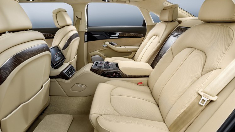 Audi A8L Extended doet bescheiden met zijn motorisering maar biedt wel alle ruimte, luxe en comfort aan zijn inzittenden.