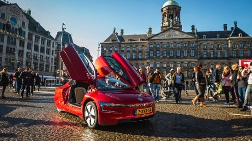 Vijf exemplaren Volkswagen XL1 naar Nederland. Inmiddels zijn de eerste twee in ons land gearriveerd.