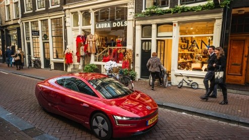 Vijf exemplaren Volkswagen XL1 naar Nederland. Inmiddels zijn de eerste twee in ons land gearriveerd.