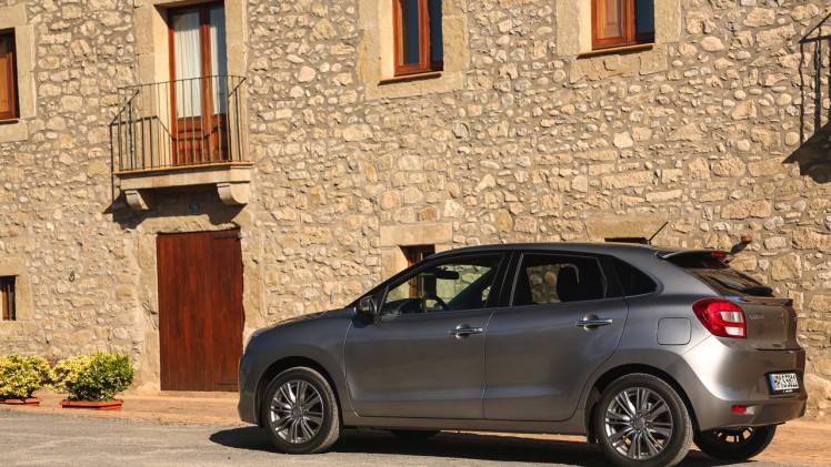 Autotest Suzuki Baleno. De Baleno is terug van weggeweest en ruimer, lichter en zuiniger dan ooit. Is dit de verkooptopper voor Suzuki in het B-segment? AutoVandaag test hem uit.