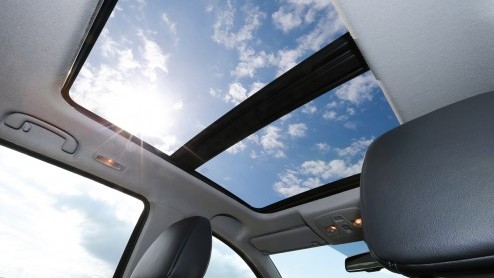 Tot en met 31 oktober levert Suzuki de S-Cross Exclusive met een gratis schuif-/kanteldak ter waarde van 900 euro. Ook is het mogelijk de auto drie jaar lang voor de helft van de prijs te rijden.