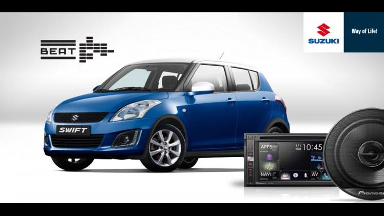 Suzuki Swift Beat actiemodel met Pioneer audio en subwoofer.