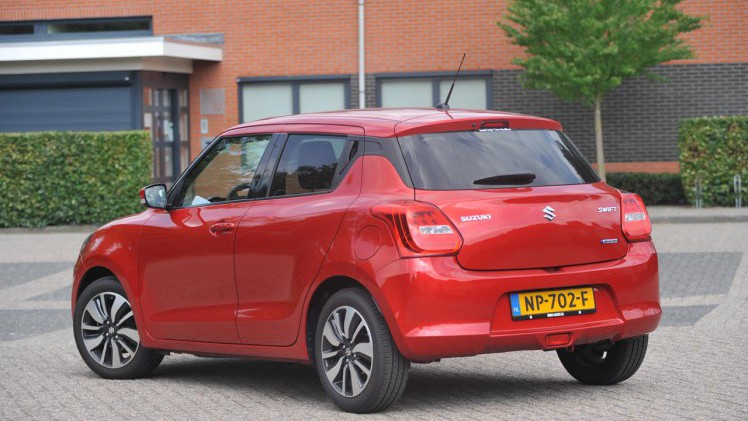 Suzuki zet met de nieuwe Swift een nieuw model neer dat qua uitstraling vertrouwde elementen toont. de 1.0-liter Boosterjet motor is van het vlotte soort.