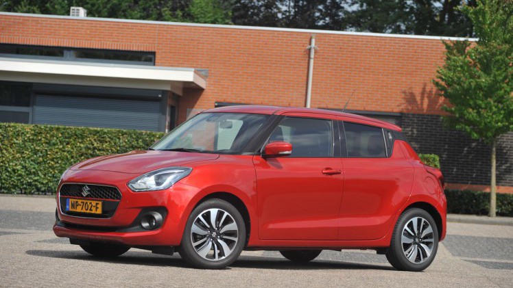 Suzuki zet met de nieuwe Swift een nieuw model neer dat qua uitstraling vertrouwde elementen toont. de 1.0-liter Boosterjet motor is van het vlotte soort.