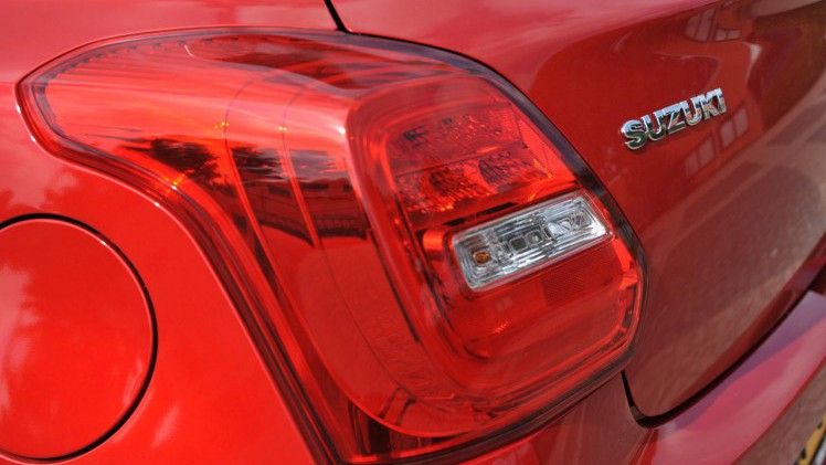 Suzuki zet met de nieuwe Swift een nieuw model neer dat qua uitstraling vertrouwde elementen toont. de 1.0-liter Boosterjet motor is van het vlotte soort.