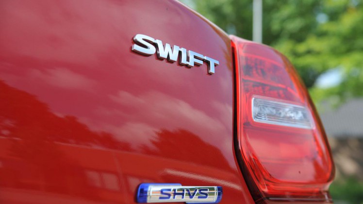 Suzuki zet met de nieuwe Swift een nieuw model neer dat qua uitstraling vertrouwde elementen toont. de 1.0-liter Boosterjet motor is van het vlotte soort.
