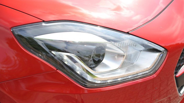 Suzuki zet met de nieuwe Swift een nieuw model neer dat qua uitstraling vertrouwde elementen toont. de 1.0-liter Boosterjet motor is van het vlotte soort.