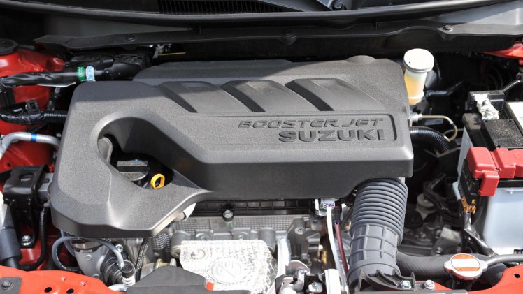 Suzuki zet met de nieuwe Swift een nieuw model neer dat qua uitstraling vertrouwde elementen toont. de 1.0-liter Boosterjet motor is van het vlotte soort.