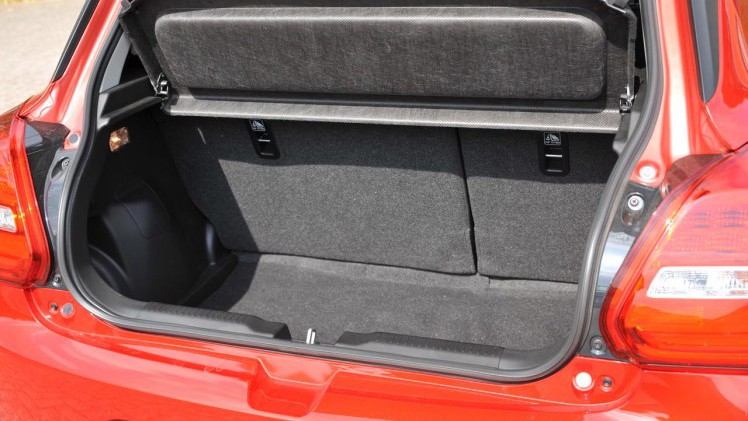 Suzuki zet met de nieuwe Swift een nieuw model neer dat qua uitstraling vertrouwde elementen toont. de 1.0-liter Boosterjet motor is van het vlotte soort.