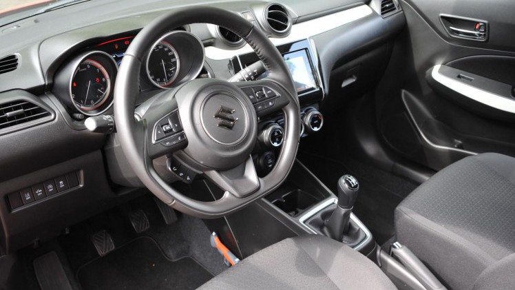 Suzuki zet met de nieuwe Swift een nieuw model neer dat qua uitstraling vertrouwde elementen toont. de 1.0-liter Boosterjet motor is van het vlotte soort.