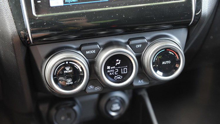 Suzuki zet met de nieuwe Swift een nieuw model neer dat qua uitstraling vertrouwde elementen toont. de 1.0-liter Boosterjet motor is van het vlotte soort.