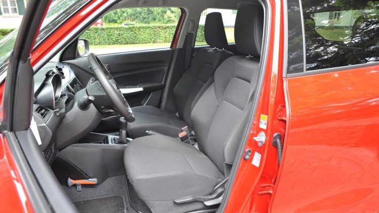 Suzuki zet met de nieuwe Swift een nieuw model neer dat qua uitstraling vertrouwde elementen toont. de 1.0-liter Boosterjet motor is van het vlotte soort.