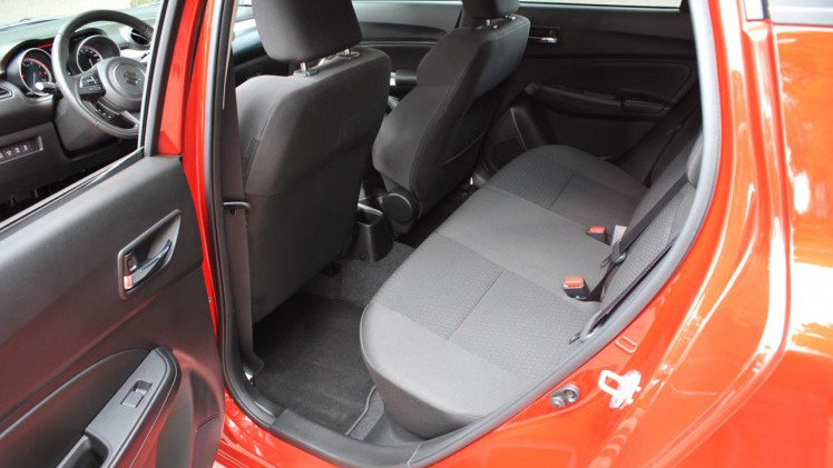 Suzuki zet met de nieuwe Swift een nieuw model neer dat qua uitstraling vertrouwde elementen toont. de 1.0-liter Boosterjet motor is van het vlotte soort.