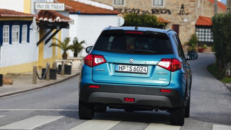 Autotest Suzuki Vitara, de compacte SUV die met een stoer uiterlijk en zuinige 1.6 benzine en 1.6 liter diesels zich midden in het strijdveld begeeft.