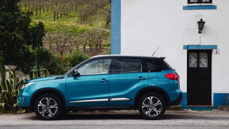 Autotest Suzuki Vitara, de compacte SUV die met een stoer uiterlijk en zuinige 1.6 benzine en 1.6 liter diesels zich midden in het strijdveld begeeft.