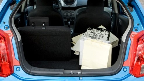 Jarenlang was de Suzuki Alto het boegbeeld van de compacte klasse. Na stilletjes van het toneel verdwenen te zijn in 2006 keert deze lente  tegelijkertijd met het 100 jarige bestaan van Suzuki - het