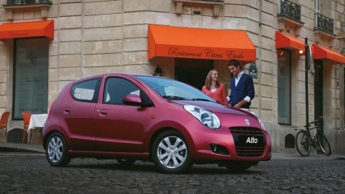 De Suzuki Alto is terug van weggeweest en gaat dit voorjaar in de verkoop. De prijslijst start bij 7999 euro voor de 1.0 Base. De Comfort-uitvoering was al in december te bestellen en kost 500 euro me