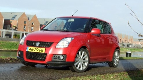 Suzuki doet goede zaken met de Swift. Niet gek, want het compacte karretje ziet er alleraardigst uit. Zeker als je kiest voor een sportieve uitmonstering. Wil je op dat gebied het uiterste uit de kan?