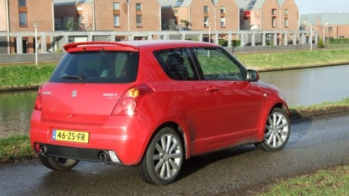 Suzuki doet goede zaken met de Swift. Niet gek, want het compacte karretje ziet er alleraardigst uit. Zeker als je kiest voor een sportieve uitmonstering. Wil je op dat gebied het uiterste uit de kan?