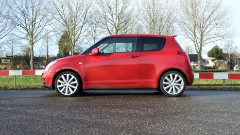 Suzuki doet goede zaken met de Swift. Niet gek, want het compacte karretje ziet er alleraardigst uit. Zeker als je kiest voor een sportieve uitmonstering. Wil je op dat gebied het uiterste uit de kan?