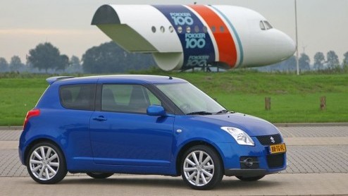 Suzuki heeft er een leuk steegracertje bij, de Swift Sport. Een vlot ding dat heel goed past bij dit Japanse merk waar de belangrijke motorenfietsentak het hele bedrijf een sportief tintje verleent.