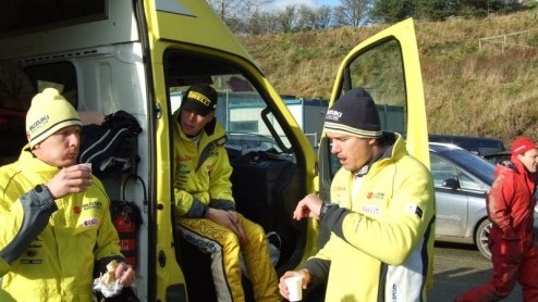 WRC. D koningsklasse van de rallysport. Vergelijkbaar met de formule 1? Zeer zeker. Sterker nog, na een weekend achter de schermen bij het team van Suzuki durven we de rallycoureurs als ware helden t