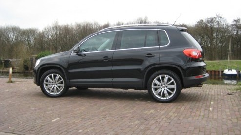 Met de Tiguan geeft Volkswagen hun antwoord op de gevestigde orde in het midi-SUV segment. Hoewel de Japanners en Koreanen al diverse modellen in de markt hebben gezet, loopt Volkswagen nog wel voor o