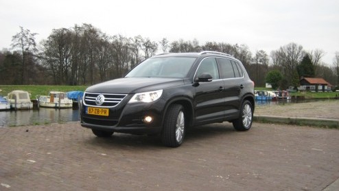 Met de Tiguan geeft Volkswagen hun antwoord op de gevestigde orde in het midi-SUV segment. Hoewel de Japanners en Koreanen al diverse modellen in de markt hebben gezet, loopt Volkswagen nog wel voor o
