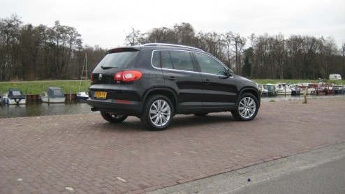 Met de Tiguan geeft Volkswagen hun antwoord op de gevestigde orde in het midi-SUV segment. Hoewel de Japanners en Koreanen al diverse modellen in de markt hebben gezet, loopt Volkswagen nog wel voor o