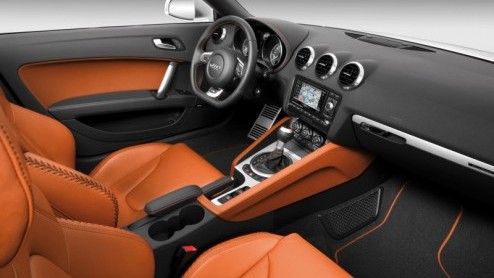 Het leveringsprogramma van de TT wordt  zoals eerder aangekondigd- uitgebreid met de Audi TTS en Audi TT TDI. Een extra opgepepte tweeliter turbomotor en een nieuwe common rail tweeliter turbodiesel