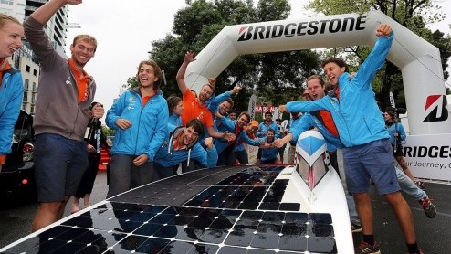 Het Delftse Nuon Solar Team is dit jaar de winnaar van de World Solar Challenge in Australi. De Nederlandse zonnewagen Nuna 7 reed als eerste de finish over buiten de stad Adelaide.