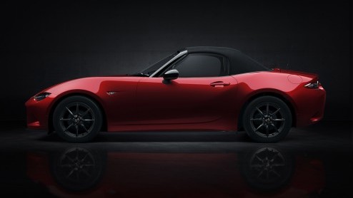 Dit is hem dan, de vierde generatie MX-5. Tijdens een nachtelijk evenement in Barcelona trok Mazda eindelijk het doek van de nieuwe roadster.