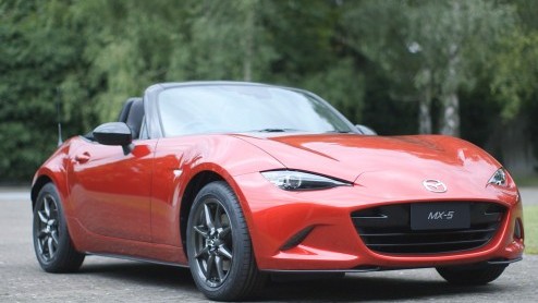 Dit is hem dan, de vierde generatie MX-5. Tijdens een nachtelijk evenement in Barcelona trok Mazda eindelijk het doek van de nieuwe roadster.