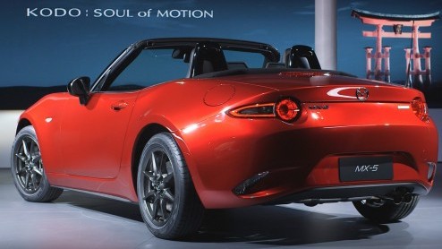 Dit is hem dan, de vierde generatie MX-5. Tijdens een nachtelijk evenement in Barcelona trok Mazda eindelijk het doek van de nieuwe roadster.