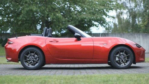 Dit is hem dan, de vierde generatie MX-5. Tijdens een nachtelijk evenement in Barcelona trok Mazda eindelijk het doek van de nieuwe roadster.