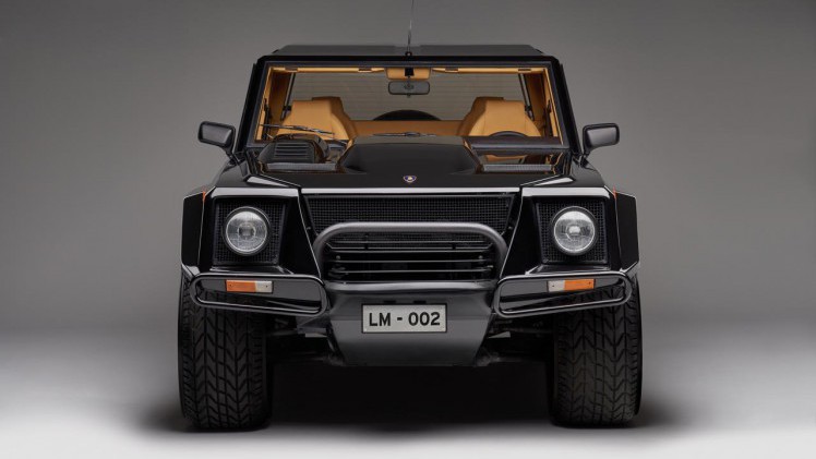 In het zicht van de lancering van de Lamborghini Urus SUV restaureerde de historieafdeling van het merk een LM 002.