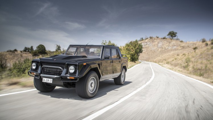 In het zicht van de lancering van de Lamborghini Urus SUV restaureerde de historieafdeling van het merk een LM 002.