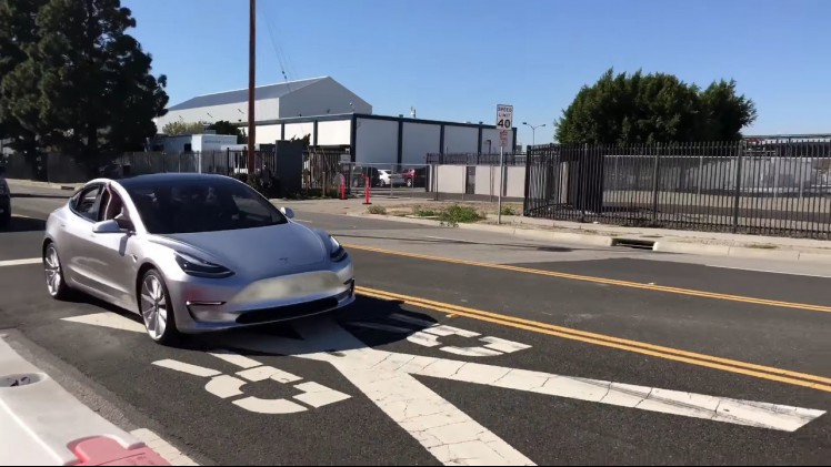 De Tesla Model 3 laat nog even op zich wachten, maar is wel rijdend in beeld gebracht in de buurt van Teslas designcentrum. Zo krijgen we een extra voorproefje van de auto.